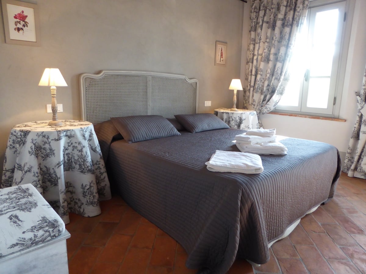 Casa vacanze villa cerine camera da letto matrimoniale arredata stile provenzale con tutti i comfort